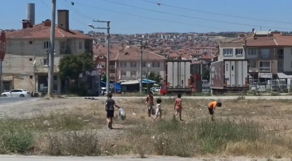 Çevre için ter döken çocuklara esnaftan dondurmalı teşekkür