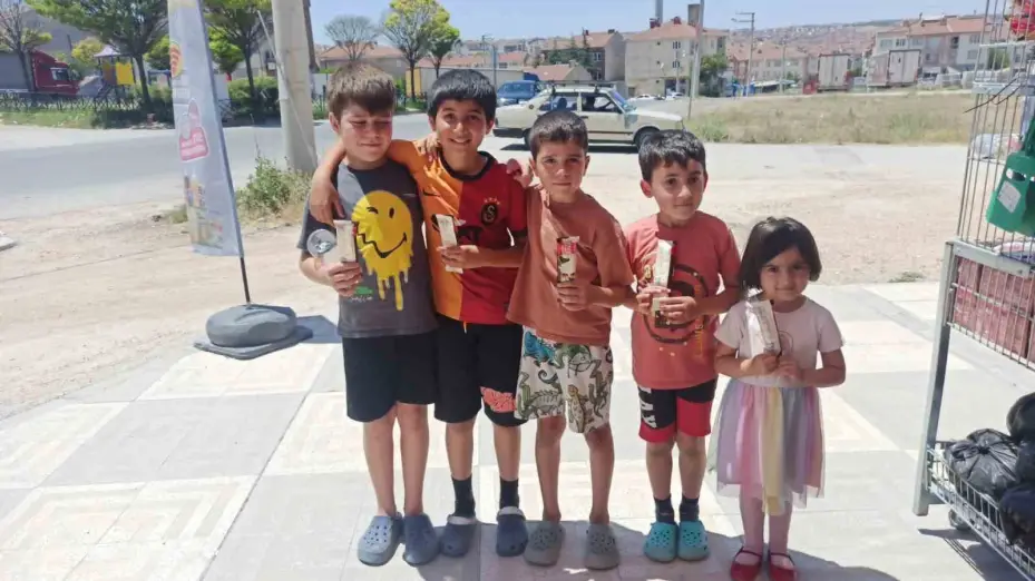 Çevre için ter döken çocuklara esnaftan dondurmalı teşekkür