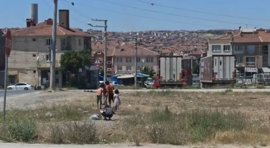 Çevre için ter döken çocuklara esnaftan dondurmalı teşekkür