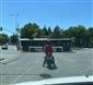 Plakasını bez ile gizleyen motosiklet sürücüsü kırmızı ışıkta geçti