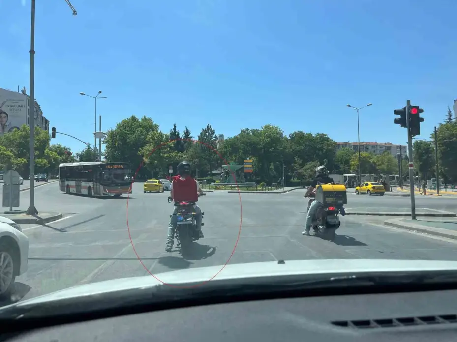Plakasını bez ile gizleyen motosiklet sürücüsü kırmızı ışıkta geçti