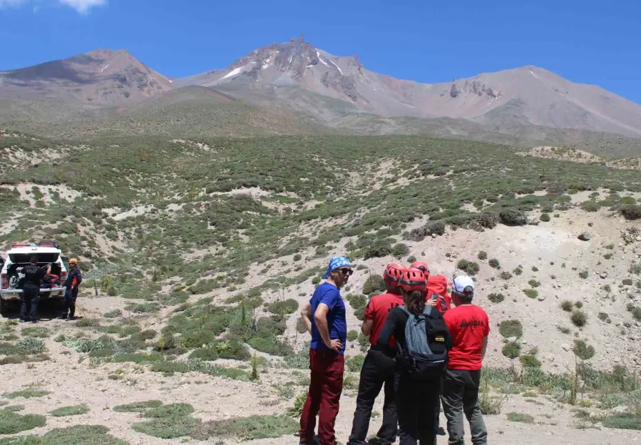 Erciyes’te yaralanan 2 dağcı mahsur kaldı