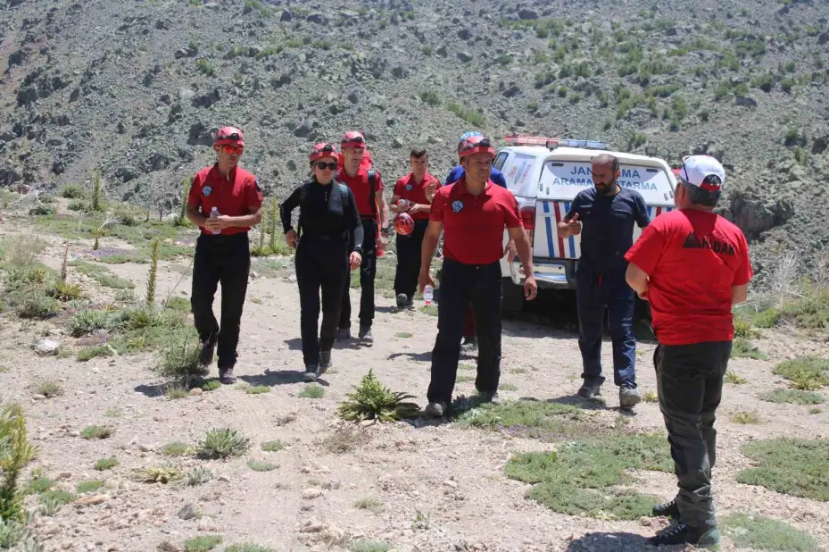 Erciyes’te yaralanan 2 dağcı mahsur kaldı
