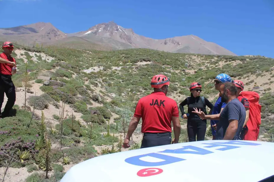 Erciyes’te yaralanan 2 dağcı mahsur kaldı