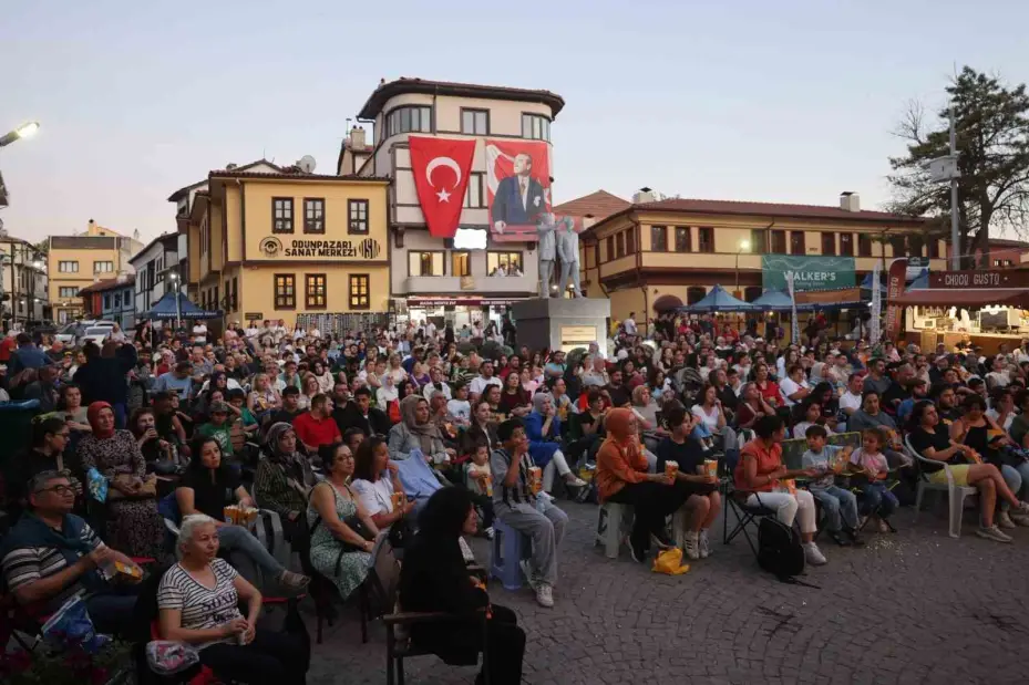 Odunpazarı’nda ’Açık Hava Film Günleri’ nostaljik bir başlangıç yaptı
