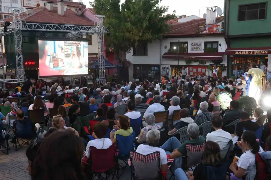 Odunpazarı’nda ’Açık Hava Film Günleri’ nostaljik bir başlangıç yaptı