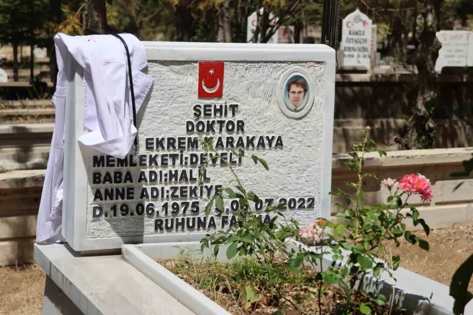 Şehit Dr. Ekrem Karakaya dualarla anıldı