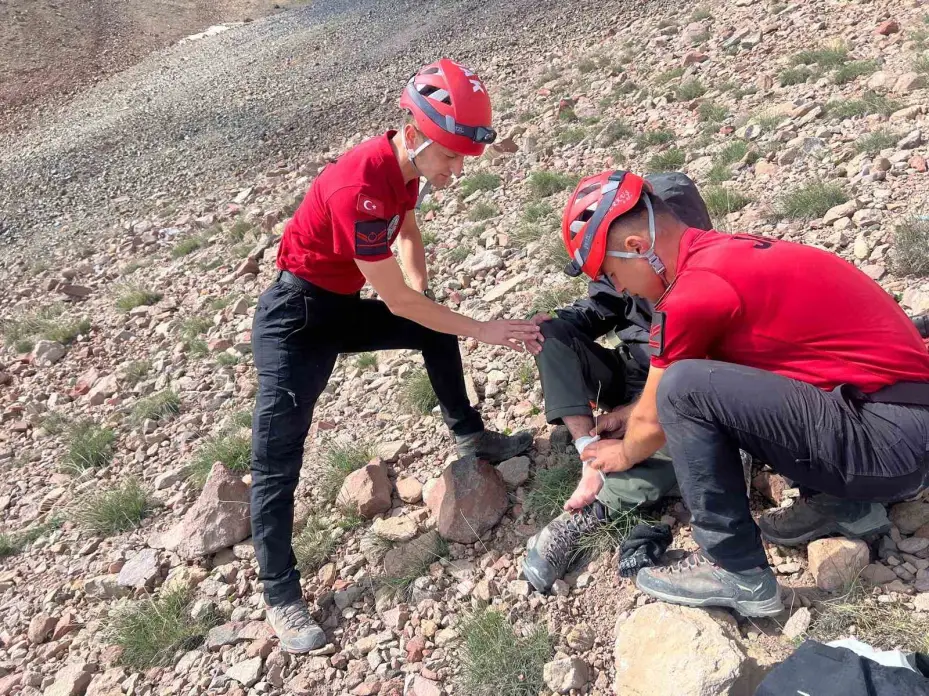 Erciyes’te yaralanan 2 dağcıya ulaşıldı