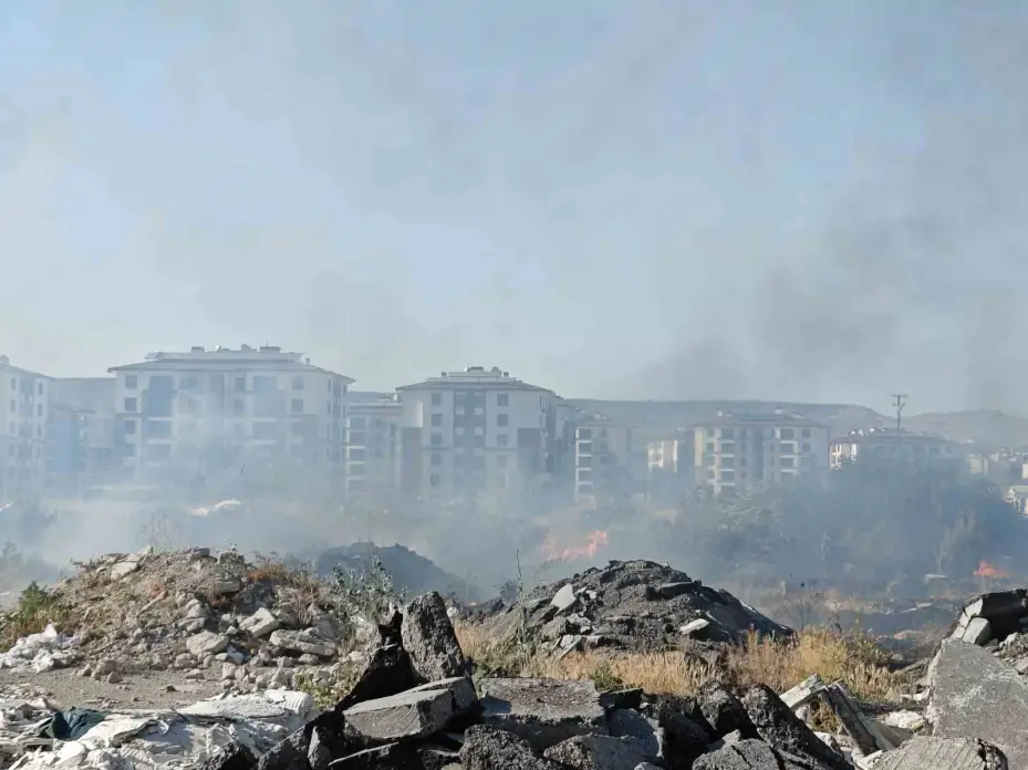 Boş arazide çıkan atık yangını söndürüldü
