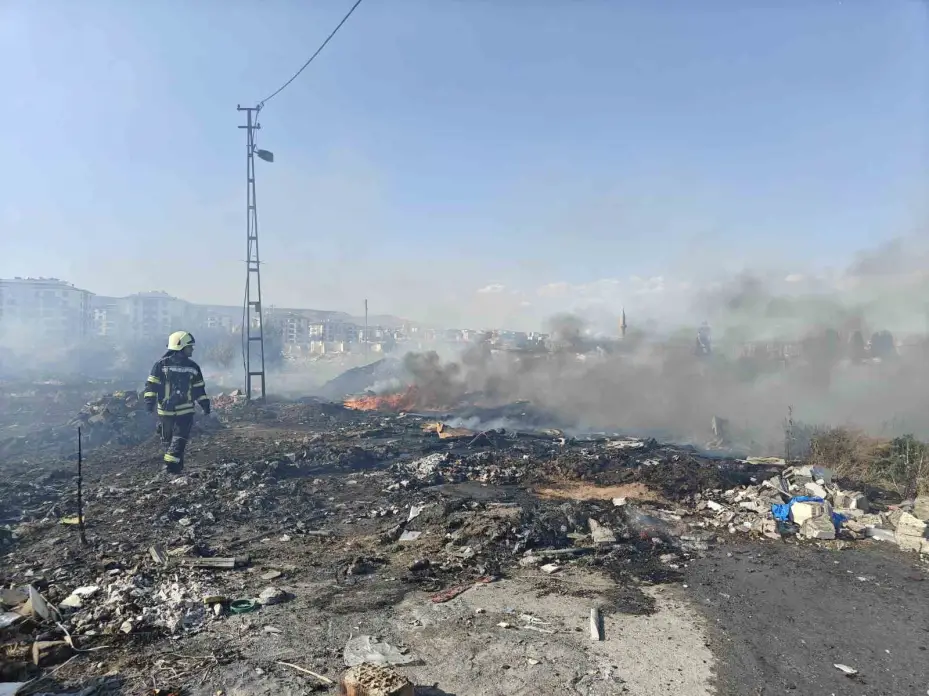 Boş arazide çıkan atık yangını söndürüldü