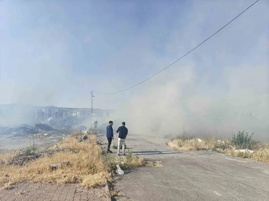 Boş arazide çıkan atık yangını söndürüldü