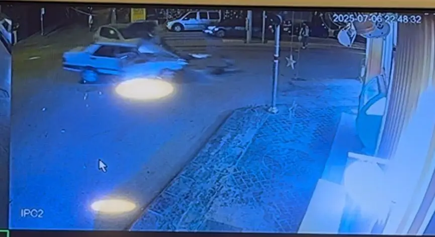 Manevra yapan araca vuran Tofaş kontrolden çıktı, kaldırımda yürüyen vatandaşa böyle çarptı