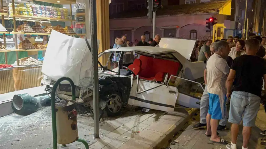 Manevra yapan araca vuran Tofaş kontrolden çıktı, kaldırımda yürüyen vatandaşa böyle çarptı