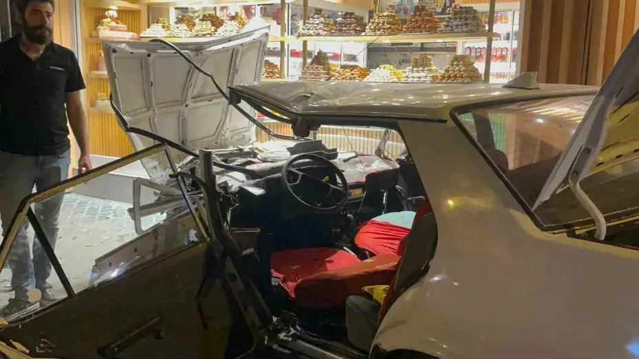 Manevra yapan araca vuran Tofaş kontrolden çıktı, kaldırımda yürüyen vatandaşa böyle çarptı
