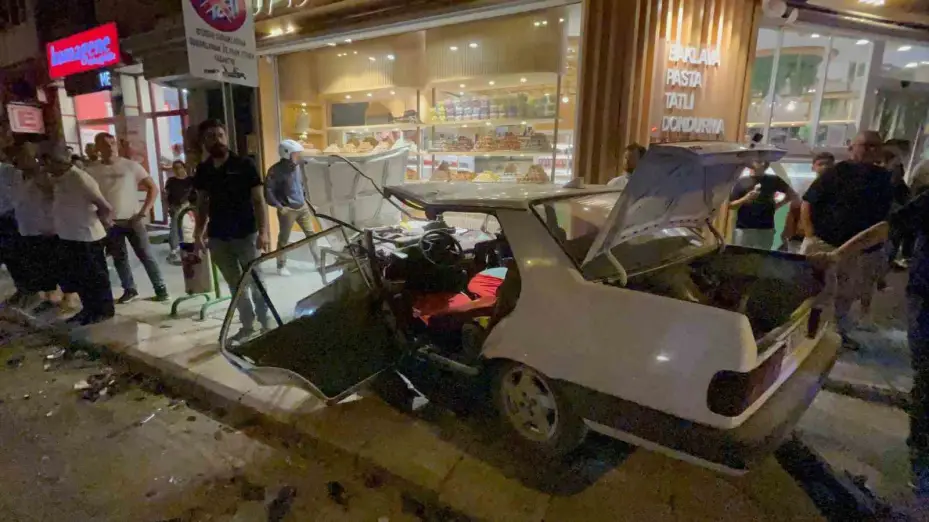 Manevra yapan araca vuran Tofaş kontrolden çıktı, kaldırımda yürüyen vatandaşa böyle çarptı