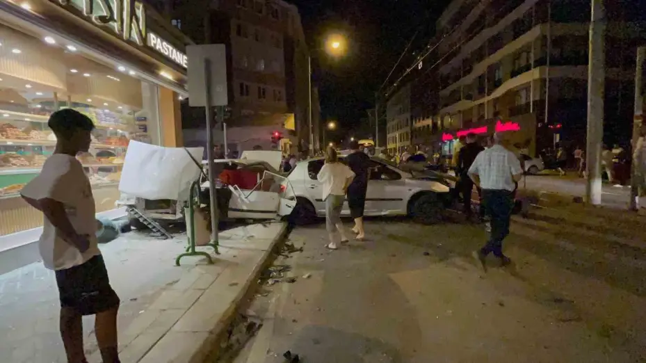 Manevra yapan araca vuran Tofaş kontrolden çıktı, kaldırımda yürüyen vatandaşa böyle çarptı