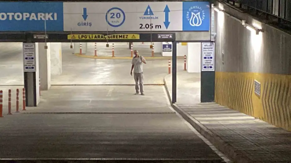 Çocukların otopark görevlisi yaşlı adam ile tepki çeken oyunu