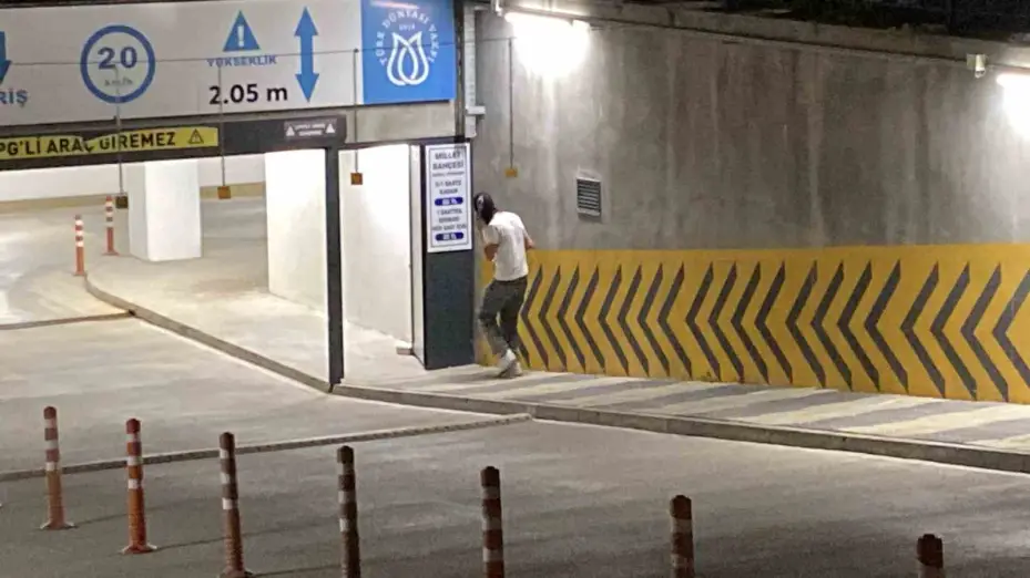 Çocukların otopark görevlisi yaşlı adam ile tepki çeken oyunu