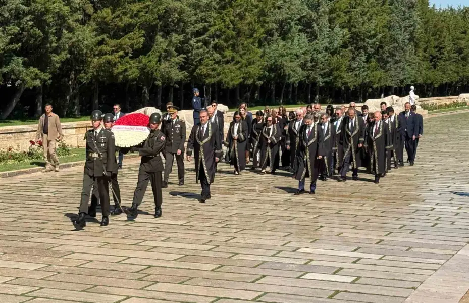 Uyuşmazlık Mahkemesi 80. kuruluş yıl dönümünde Anıtkabir’i ziyaret etti