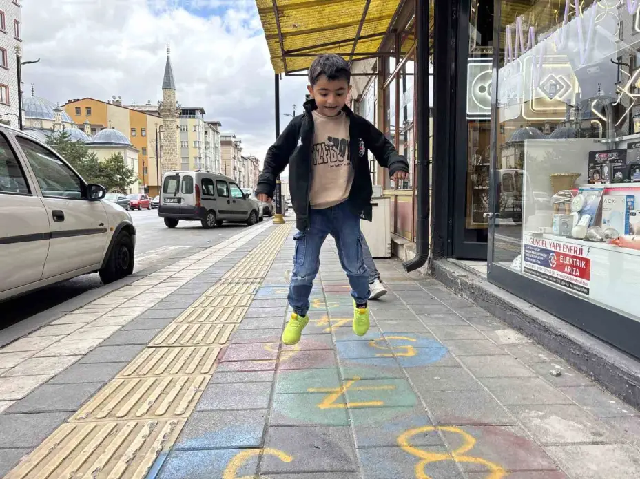 Kaldırıma seksek çizdi, yoldan geçenleri çocukluk hatıralarına götürdü