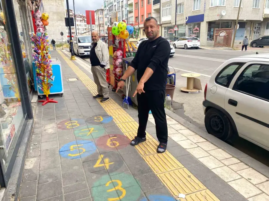Kaldırıma seksek çizdi, yoldan geçenleri çocukluk hatıralarına götürdü