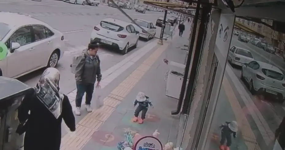 Kaldırıma seksek çizdi, yoldan geçenleri çocukluk hatıralarına götürdü
