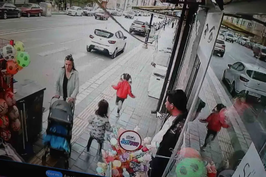 Kaldırıma seksek çizdi, yoldan geçenleri çocukluk hatıralarına götürdü