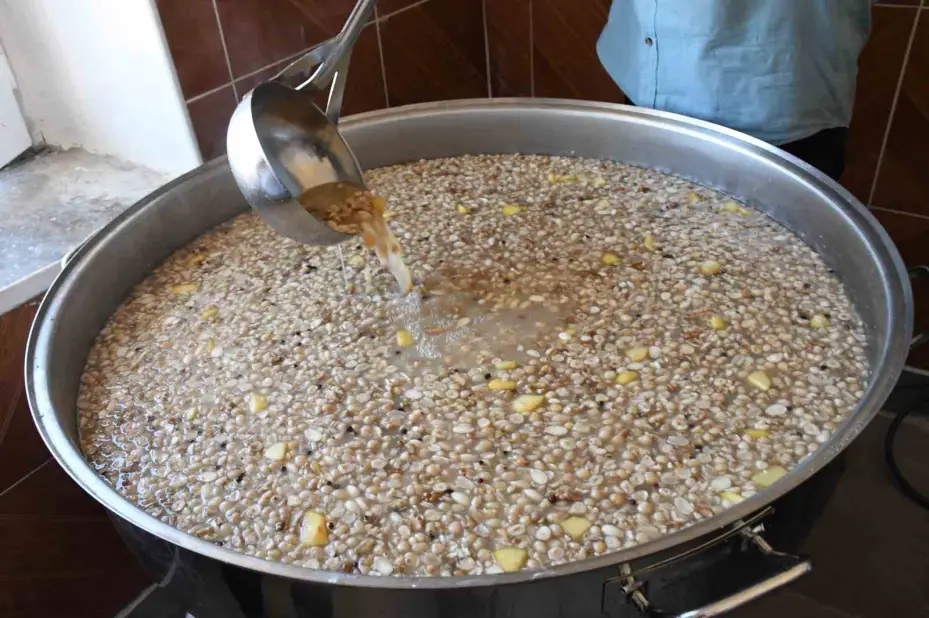Aşure gününde kazanlar sevgi ve dostluk için kaynadı