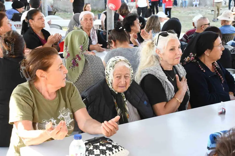 Aşure gününde kazanlar sevgi ve dostluk için kaynadı