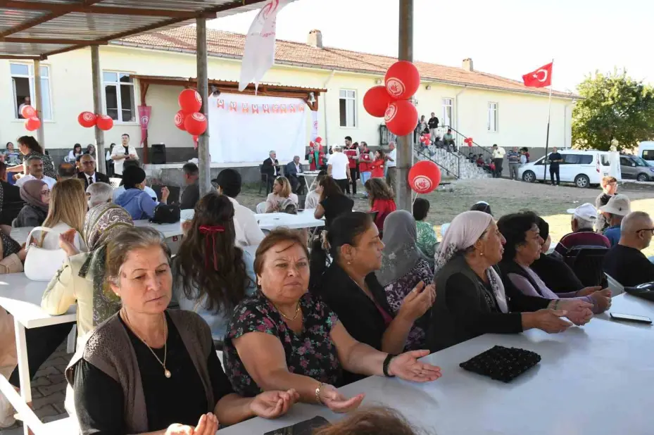 Aşure gününde kazanlar sevgi ve dostluk için kaynadı