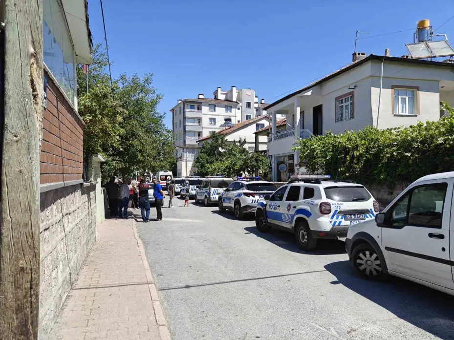Üvey kızını ağır yaraladıktan sonra intihar etti