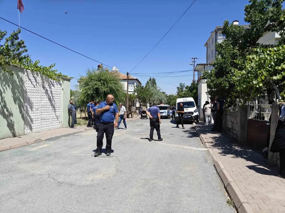 Üvey kızını ağır yaraladıktan sonra intihar etti
