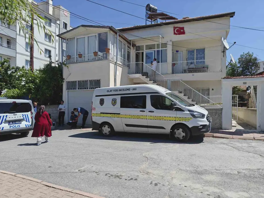 Üvey kızını ağır yaraladıktan sonra intihar etti