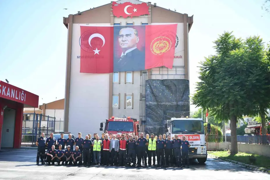 Manisa ve İzmir’deki yangınlara müdahale eden kahraman itfaiyeciler Kayseri’ye döndü