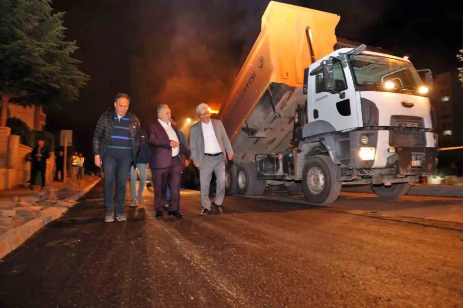 Başkan Yalçın gece mesaisinde: Talas’ta asfalt mesaisi aralıksız sürüyor