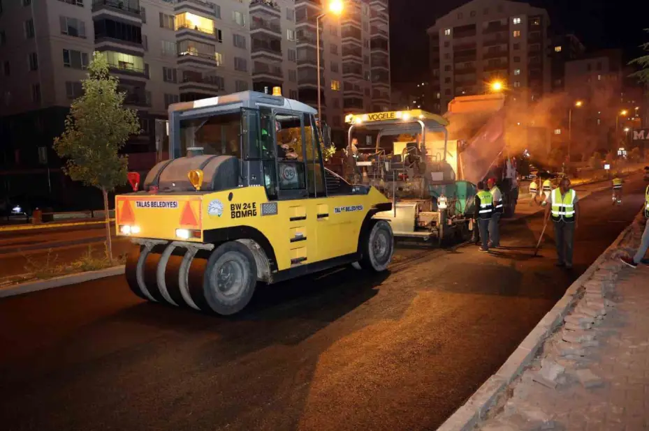 Başkan Yalçın gece mesaisinde: Talas’ta asfalt mesaisi aralıksız sürüyor