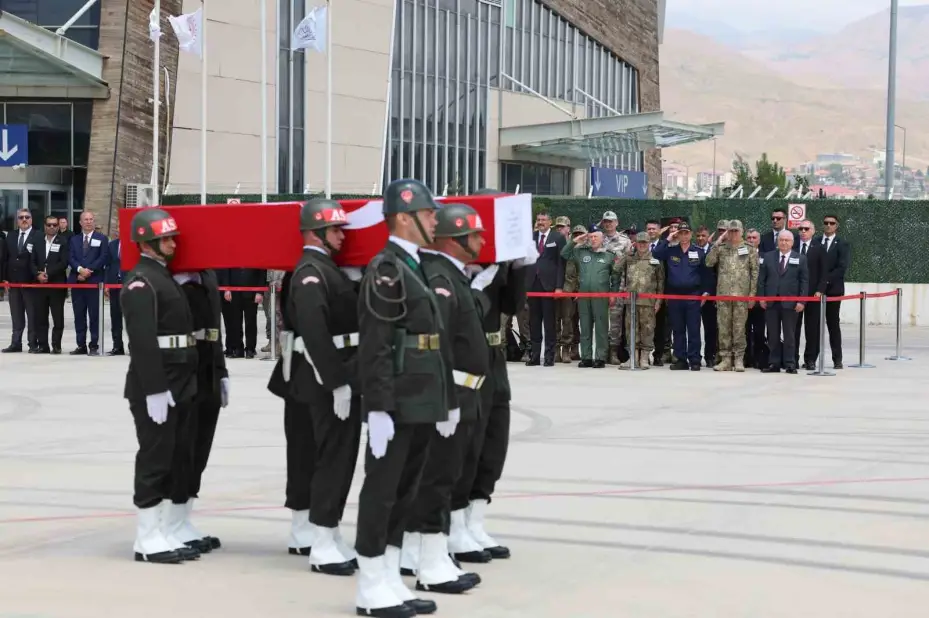 Pençe-Kilit Harekatı bölgesinde metan gazından etkilenerek şehit olan askerlerin naaşları törenle memleketlerine uğurlandı