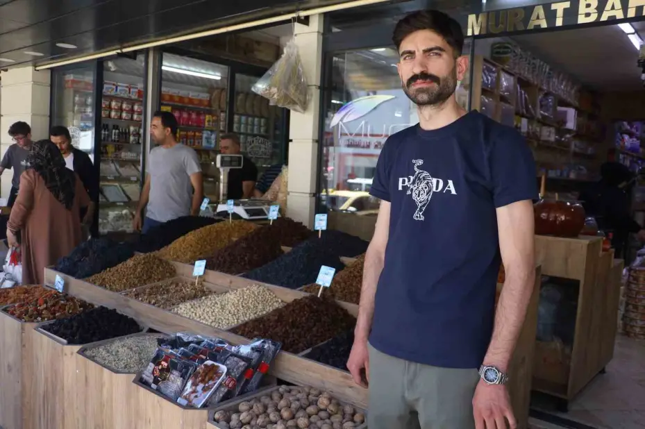 Gece yarısı brandayı keserek kuruyemiş çaldılar