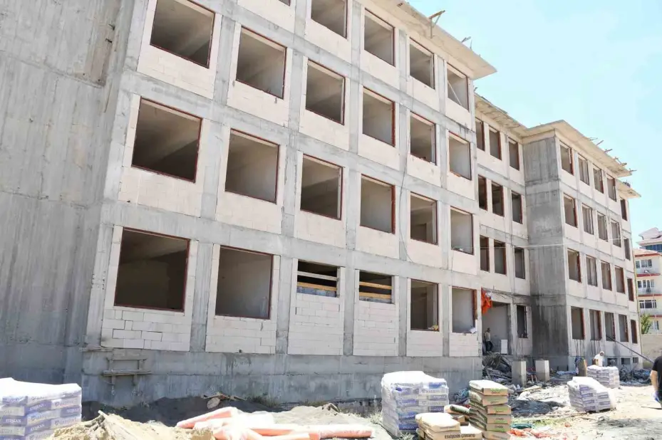 Emek Anadolu Lisesi yükseliyor