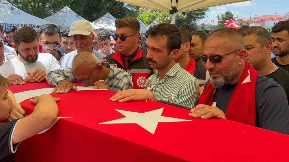 Aksaraylı şehit Özkan Özkanlı dualarla son yolculuğuna uğurlandı