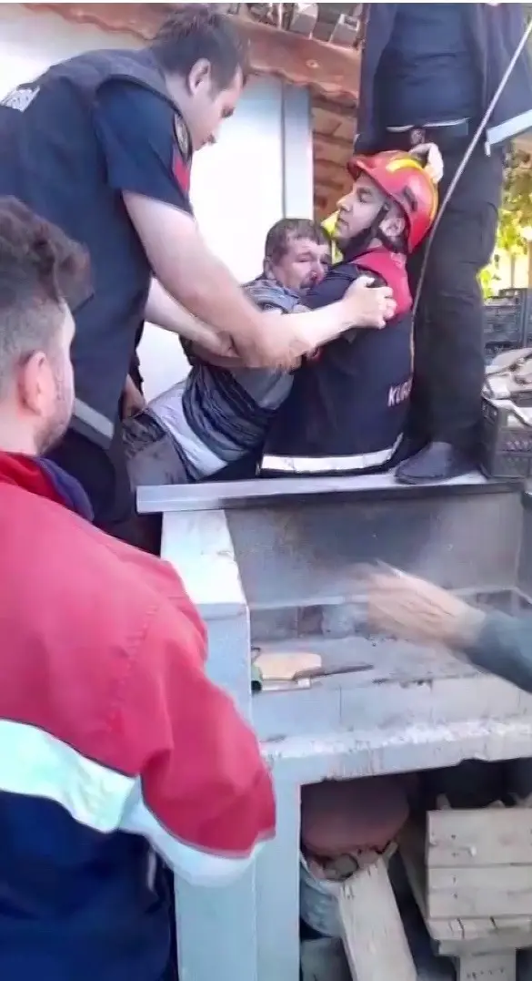 Kuyuya düşen sağır ve dilsiz adam, kendisini kurtaran itfaiyeciye sarılarak teşekkür etti