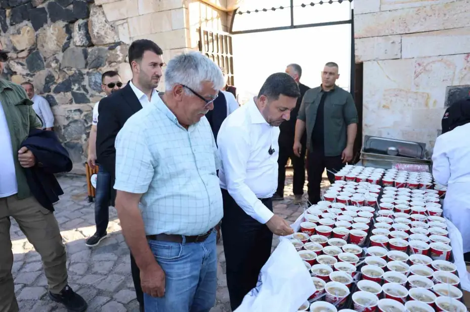 Muharrem ayı dolayısıyla vatandaşlara aşure ikram edildi