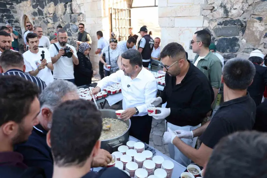 Muharrem ayı dolayısıyla vatandaşlara aşure ikram edildi