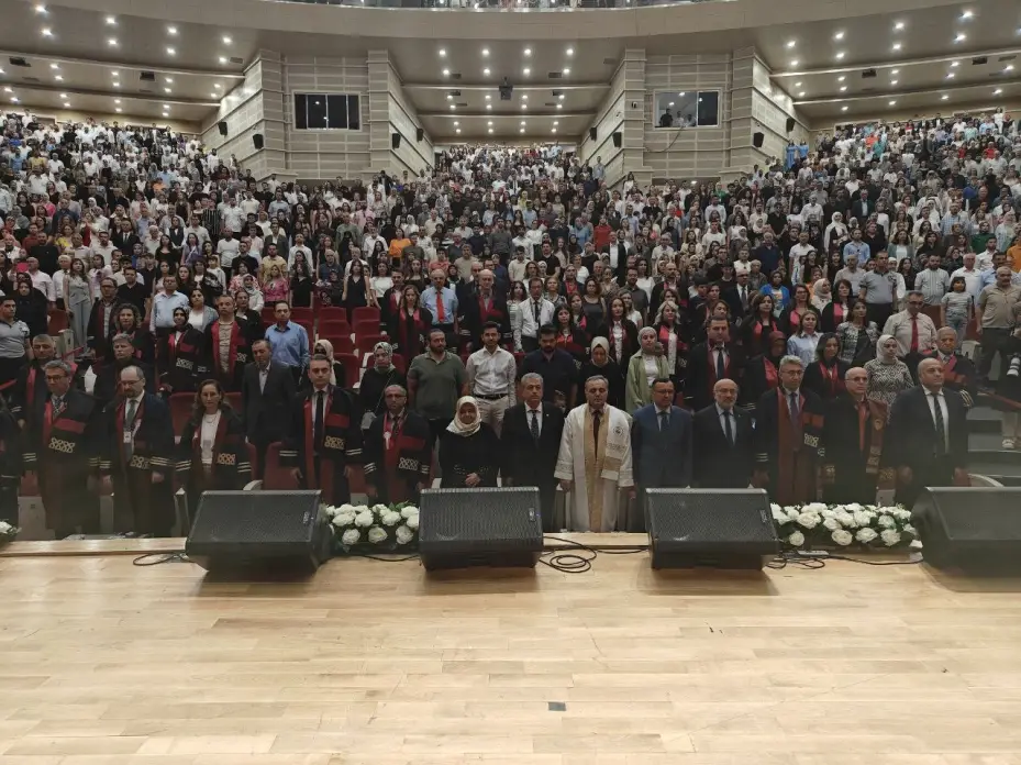 Erciyes Üniversitesi Tıp Fakültesi 51. dönem mezunlarını verdi