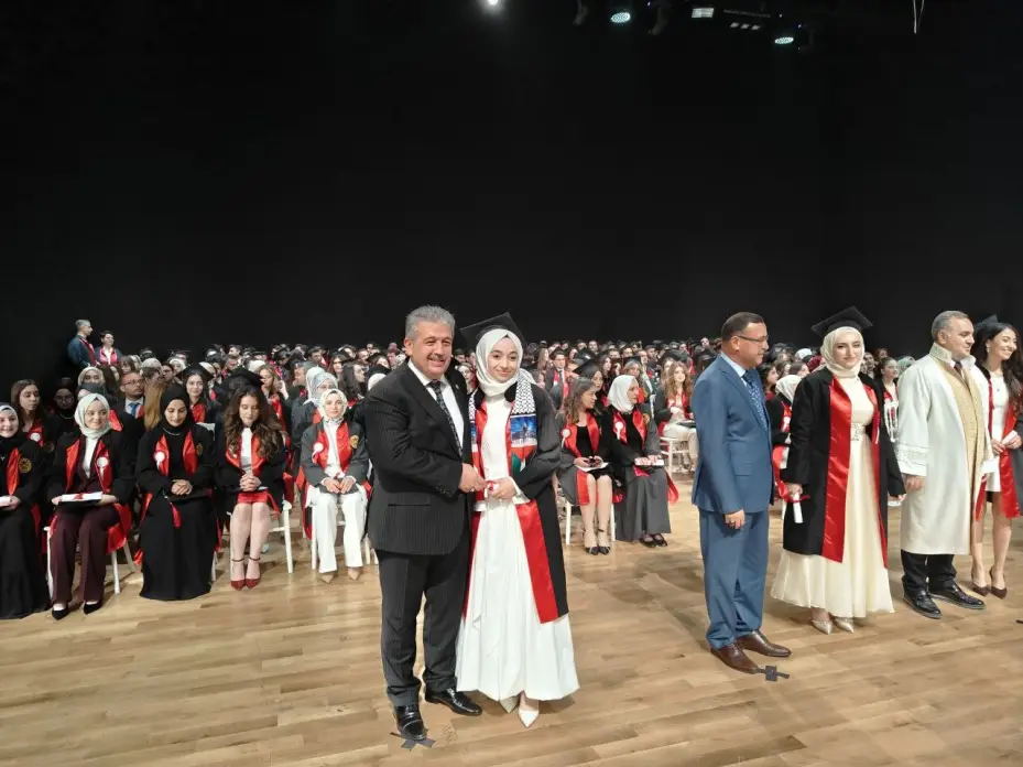 AK Parti’li vekil kızının diplomasını kendi elleriyle verdi