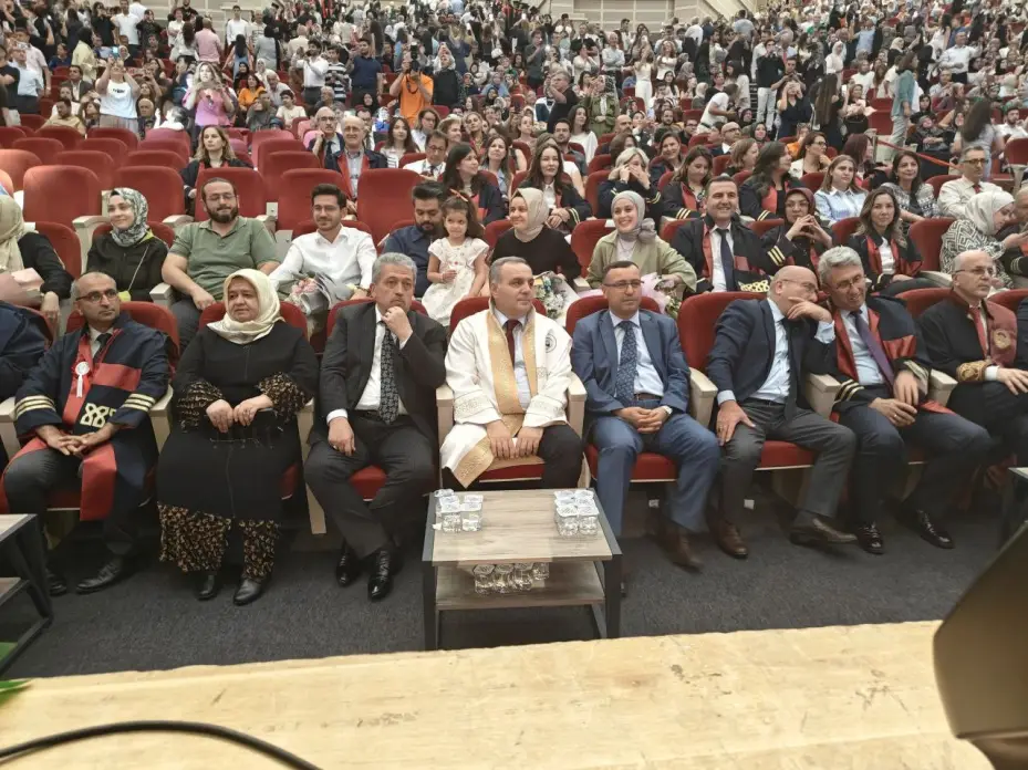AK Parti’li vekil kızının diplomasını kendi elleriyle verdi
