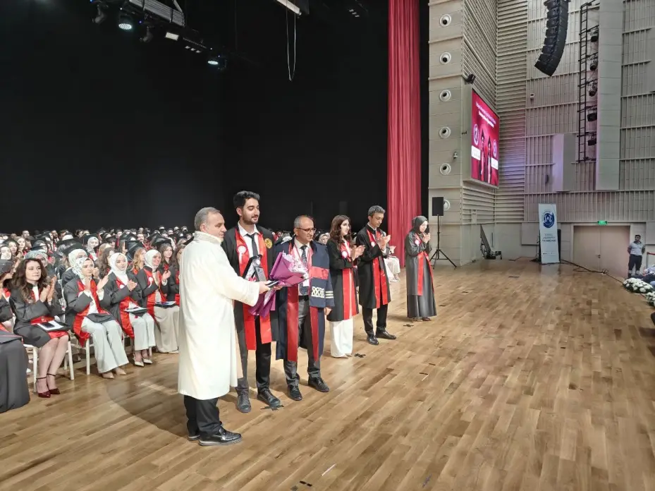 AK Parti’li vekil kızının diplomasını kendi elleriyle verdi