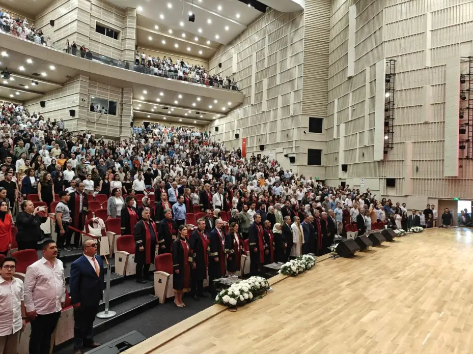 AK Parti’li vekil kızının diplomasını kendi elleriyle verdi