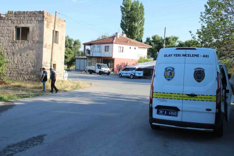 Husumetli iki grup arasında bıçaklı kavga: 1’i ağır 4 yaralı
