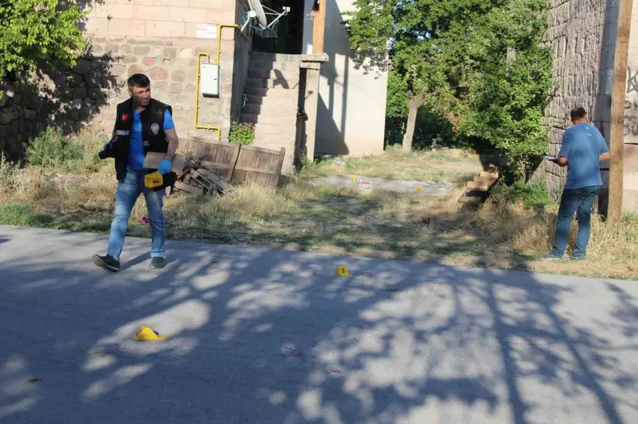 Husumetli iki grup arasında bıçaklı kavga: 1’i ağır 4 yaralı